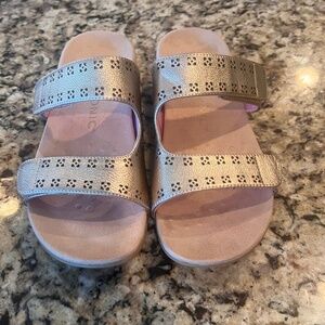 Vionic women’s sandals